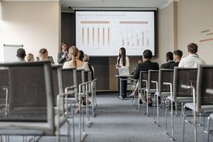 Organiser un séminaire d'entreprise, un levier essentiel pour la cohésion interne et l'amélioration des performances collectives.